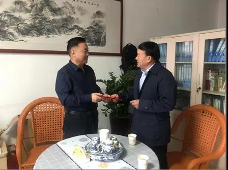 敦煌種業(yè)領(lǐng)導(dǎo)看望慰問公司老干部、老黨員及困難黨員職工