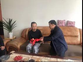 敦煌種業(yè)領(lǐng)導(dǎo)看望慰問公司老干部、老黨員及困難黨員職工