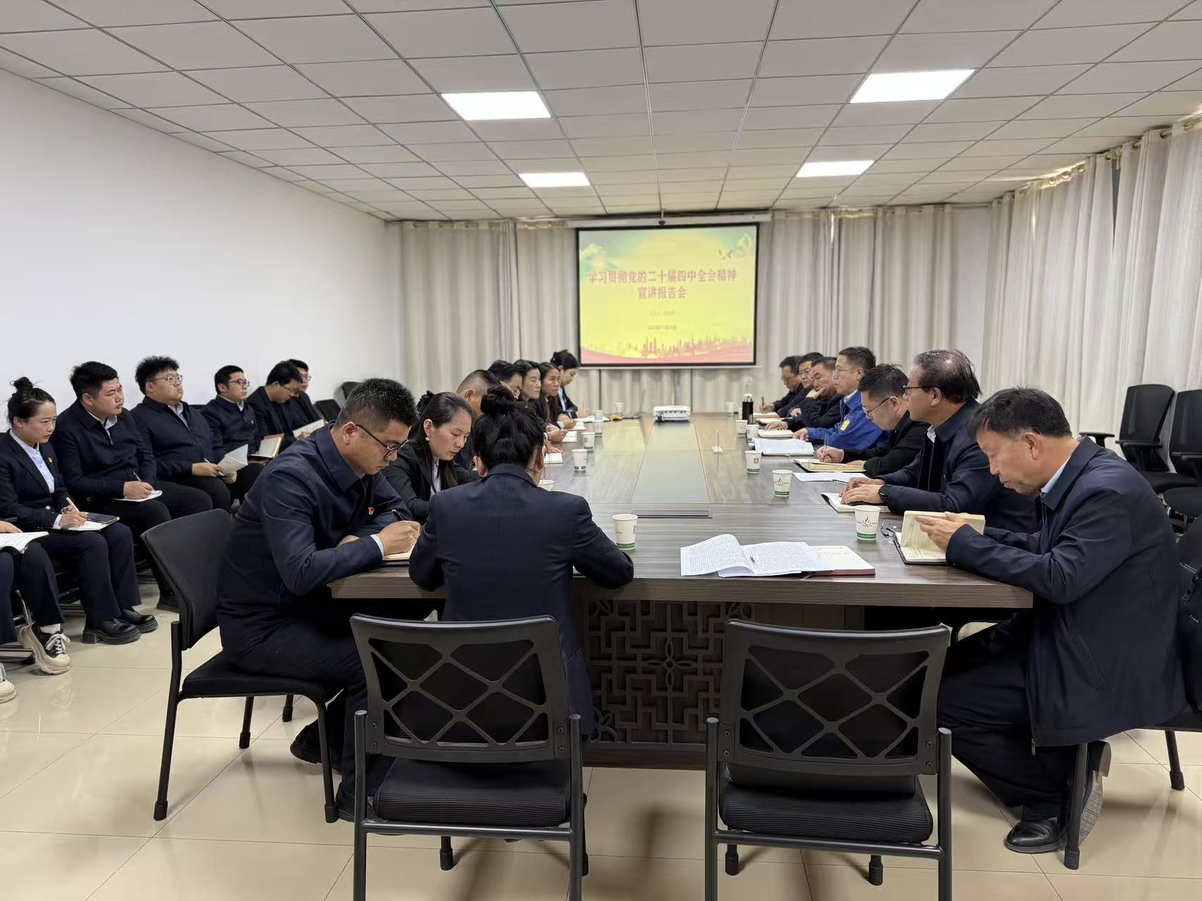 景偉德到敦煌種業(yè)果蔬制品有限公司黨支部宣講黨的二十屆四中全會(huì)精神